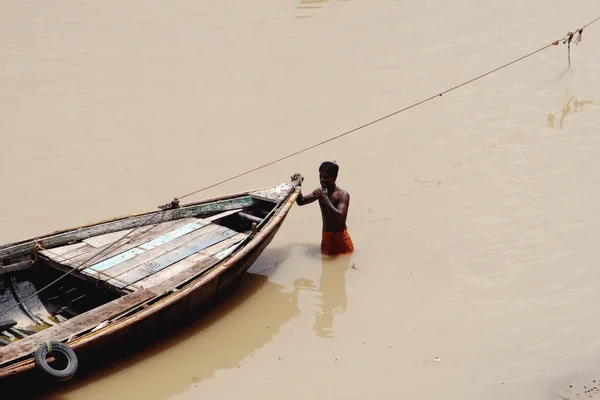 川でボートを持つ男 — ストック写真