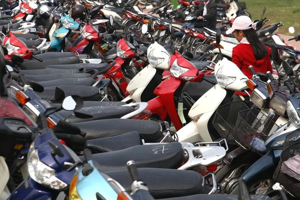 Bicicletas en estacionamiento — Foto de Stock