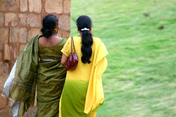 Mulheres vestindo sari lindamente bordado — Fotografia de Stock