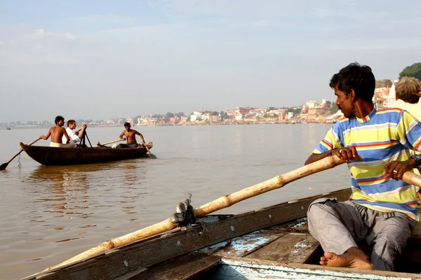 Barcos en la ciudad de Varanasi — Foto de Stock