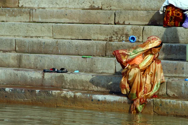 Buena mujer vistiendo sari tradicional — Foto de Stock