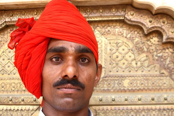 Homem vestindo um turbante tradicional — Fotografia de Stock