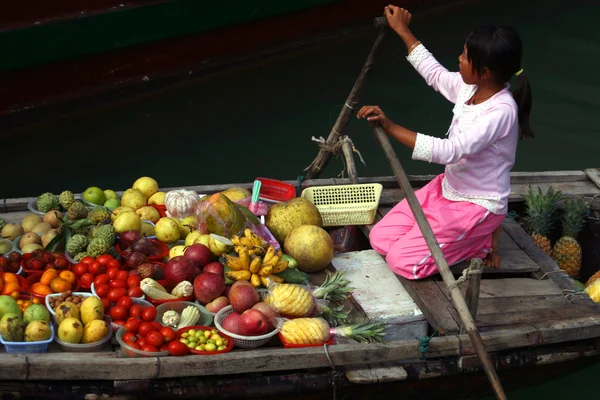 Fournisseur de nourriture travaille sur les bateaux — Photo