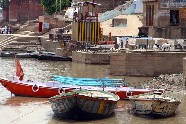 Barche in fiume a Varanasi città — Foto Stock