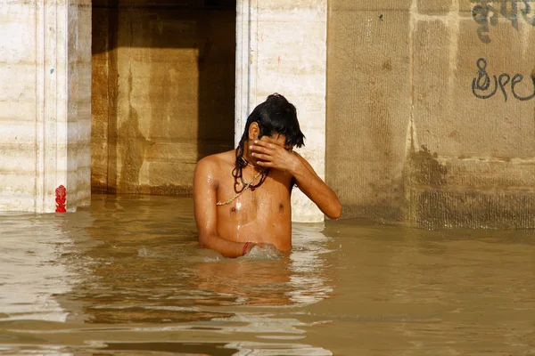 Adam bir nehir Varanasi — Stok fotoğraf