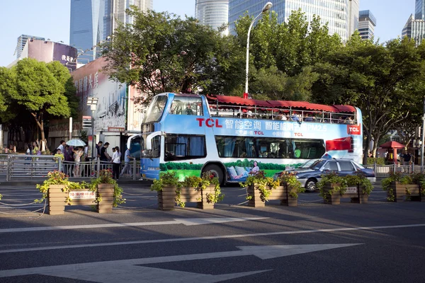 Ônibus na rua da cidade — Fotografia de Stock