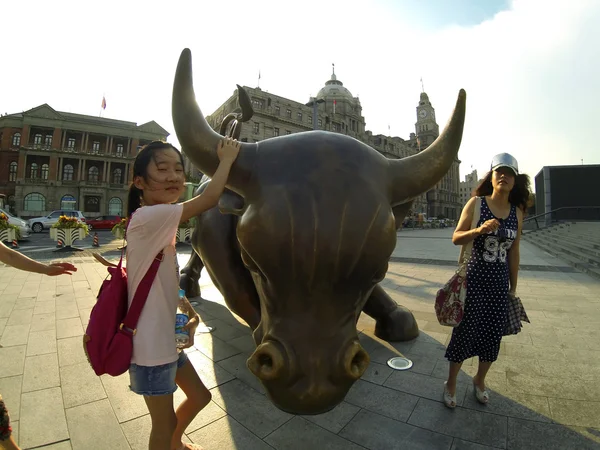 Asijské dívky poblíž socha býka — Stock fotografie