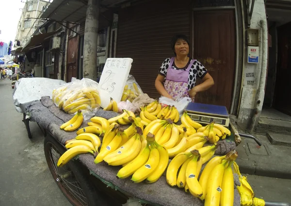 Vrouw verkoopt bananen op de straat — Stockfoto