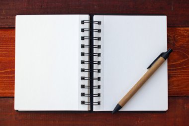 boş bir defter ve kalem