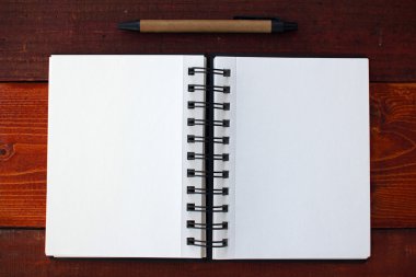 boş bir defter ve kalem
