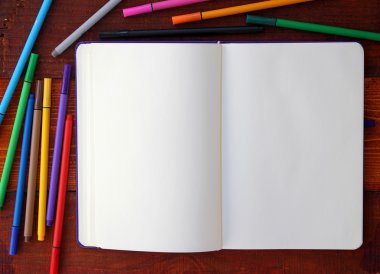 Boş defter ve kalemler