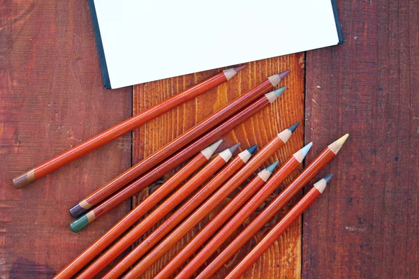 Cuaderno en blanco y lápices —  Fotos de Stock