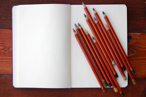 Tom anteckningsbok och pennor — Stockfoto