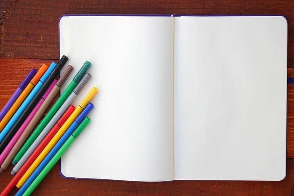 Lege notebook en potloden — Stockfoto