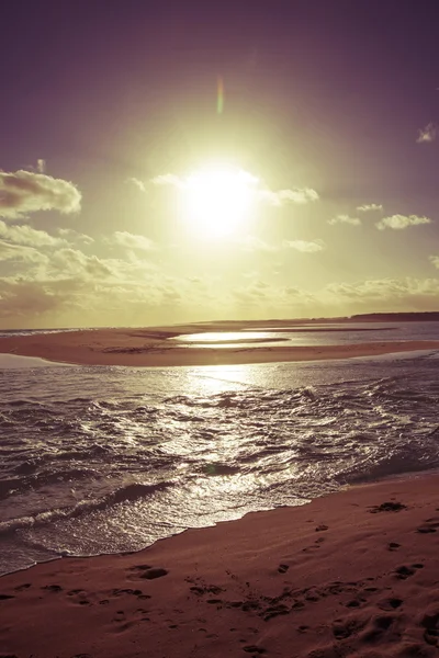 Vintage ηλιόλουστη παραλία ηλιοβασίλεμα θάλασσα ακτή τοπίο — Φωτογραφία Αρχείου