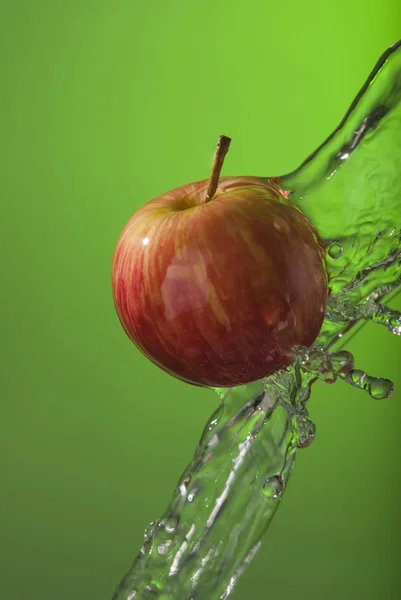 Червоне яблуко органічна зелена вода розбризкує фон — стокове фото