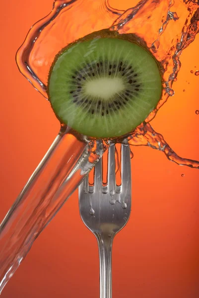 Kiwi Frucht Gabel Wasser Spritzer Farbkonzept Gesundheit — Stockfoto