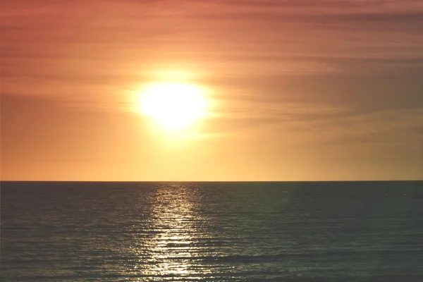 Perfetto tramonto spiaggia mare vintage arancio cielo — Foto Stock