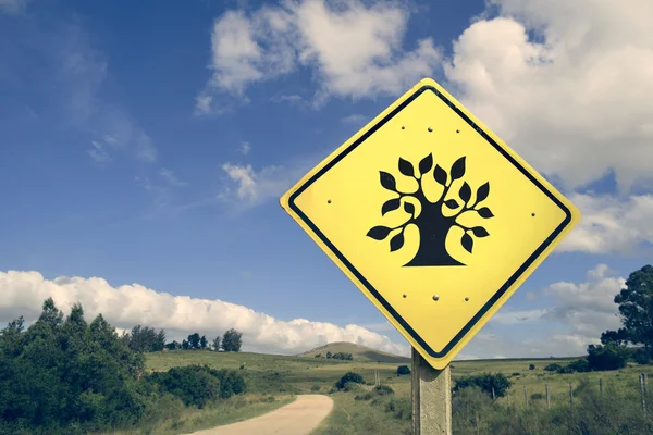 자연 경관이 있는 복고풍 나무 도로 표지판 — 스톡 사진
