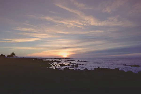 Puesta de sol mar costa cielo oscuro vendimia — Foto de Stock