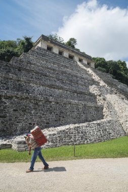 Yerel köylü ağır yük Palenque, Meksika taşır