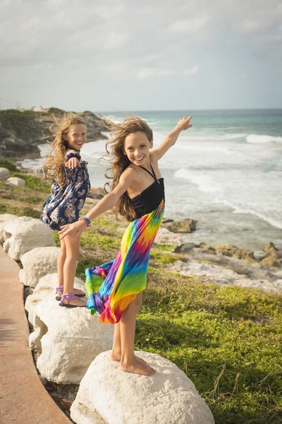 Sœurs heureuses jouant sur le rivage à côté de la plage — Photo