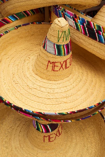 Affichage de chapeaux mexicains avec texte viva mexico — Photo