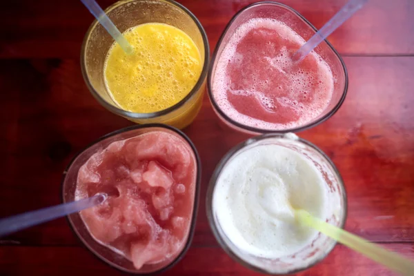 Batidos de frutas bebidas saludables para el verano — Foto de Stock