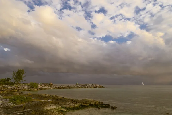 Zee landschap met bewolkte hemel op het strand — Stockfoto