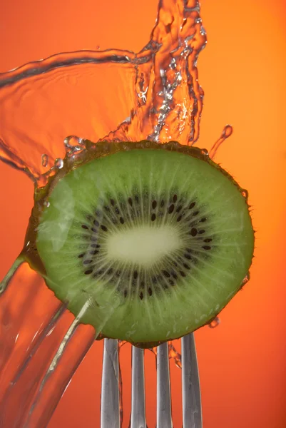 Kiwi frukt gaffel vatten konceptet närbild affisch — Stockfoto