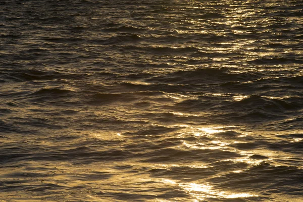 Havet vågor yta stänger vid solnedgången — Stockfoto