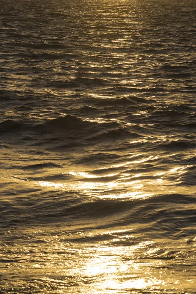 Calme vagues d'eau de mer sur le coucher du soleil d'été — Photo