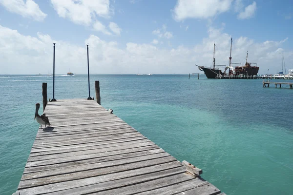 Paysage paradisiaque de mer des Caraïbes et jetée en bois — Photo