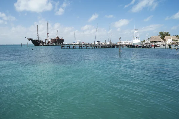 Plage mer avec eau turquoise et bateaux — Photo