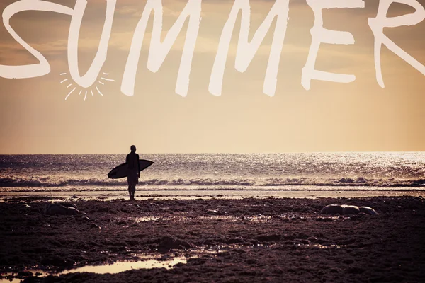 Zomer surf man silhouet op de kust van de zee van het strand — Stockfoto