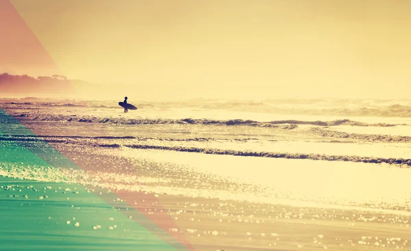 Vintage summer beach with surfer in the water — Stock Photo, Image