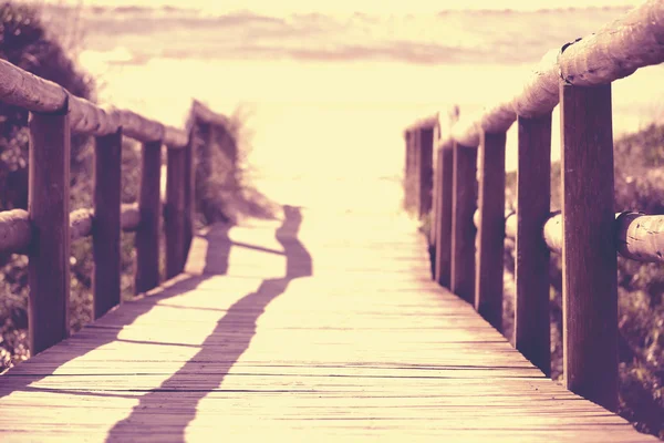 Προοπτική ξύλινη γέφυρα παραλία άμμο θάλασσα καλοκαίρι — Φωτογραφία Αρχείου