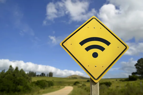 Concetto di segnale stradale di accesso Wifi nella zona rurale — Foto Stock