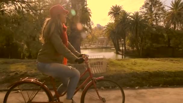 Chica montando bicicleta retro en el día de otoño en el parque — Vídeo de stock
