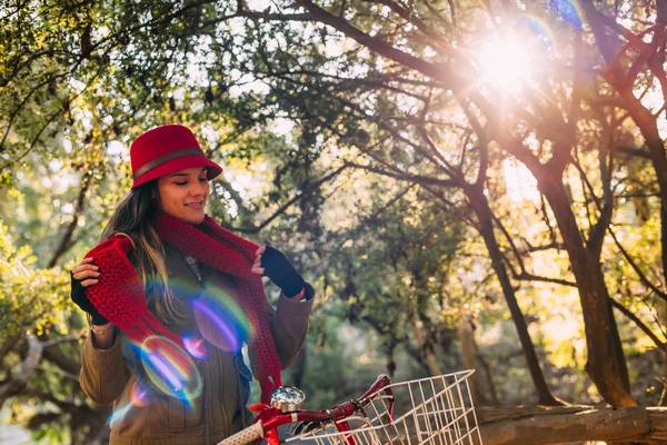 Mädchen fährt bei sonnigem Herbstwetter Fahrrad im Park — Stockfoto