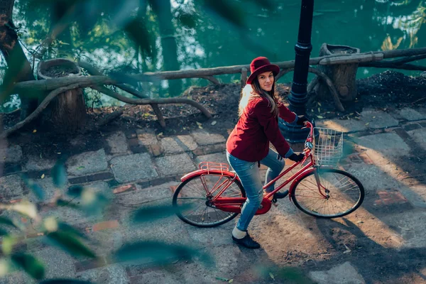 유행 소녀는 자전거를 타고 카메라를 보고 — 스톡 사진