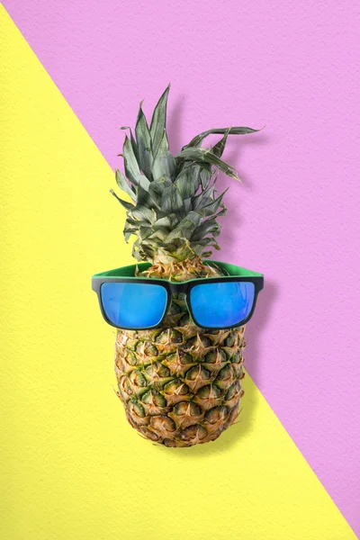 Ananas med solglasögon för tropiska sommaren idé — Stockfoto