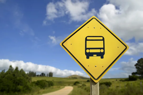 Concetto di fermata dell'autobus icona del segnale stradale nel paesaggio rurale — Foto Stock