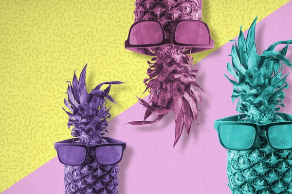 Ананасові фрукти з сонцезахисними окулярами кольорове літнє мистецтво — стокове фото