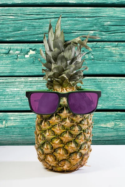 Sommer-Ananas in Sonnenbrille auf Holz-Hintergrund — Stockfoto