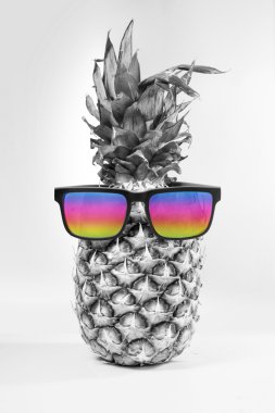 Tek renkli ananas meyve renk güneş gözlüğü ile