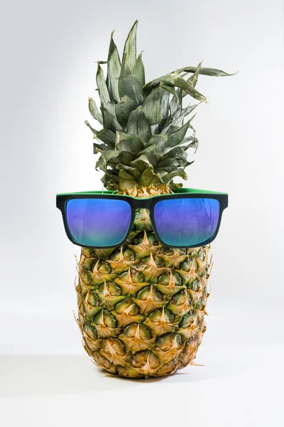 Kul ananas frukt med sommaren solglasögon — Stockfoto