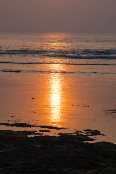 Pôr-do-sol dourado na praia verão paisagem costa — Fotografia de Stock