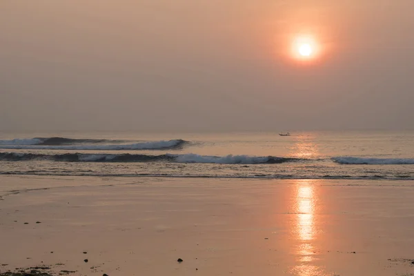 Yaz plaj kıyısında günbatımı manzara — Stok fotoğraf