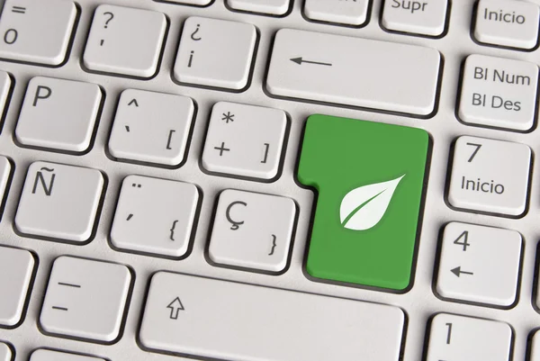 Зеленая экологическая концепция, клавиша листовой клавиатуры . — стоковое фото